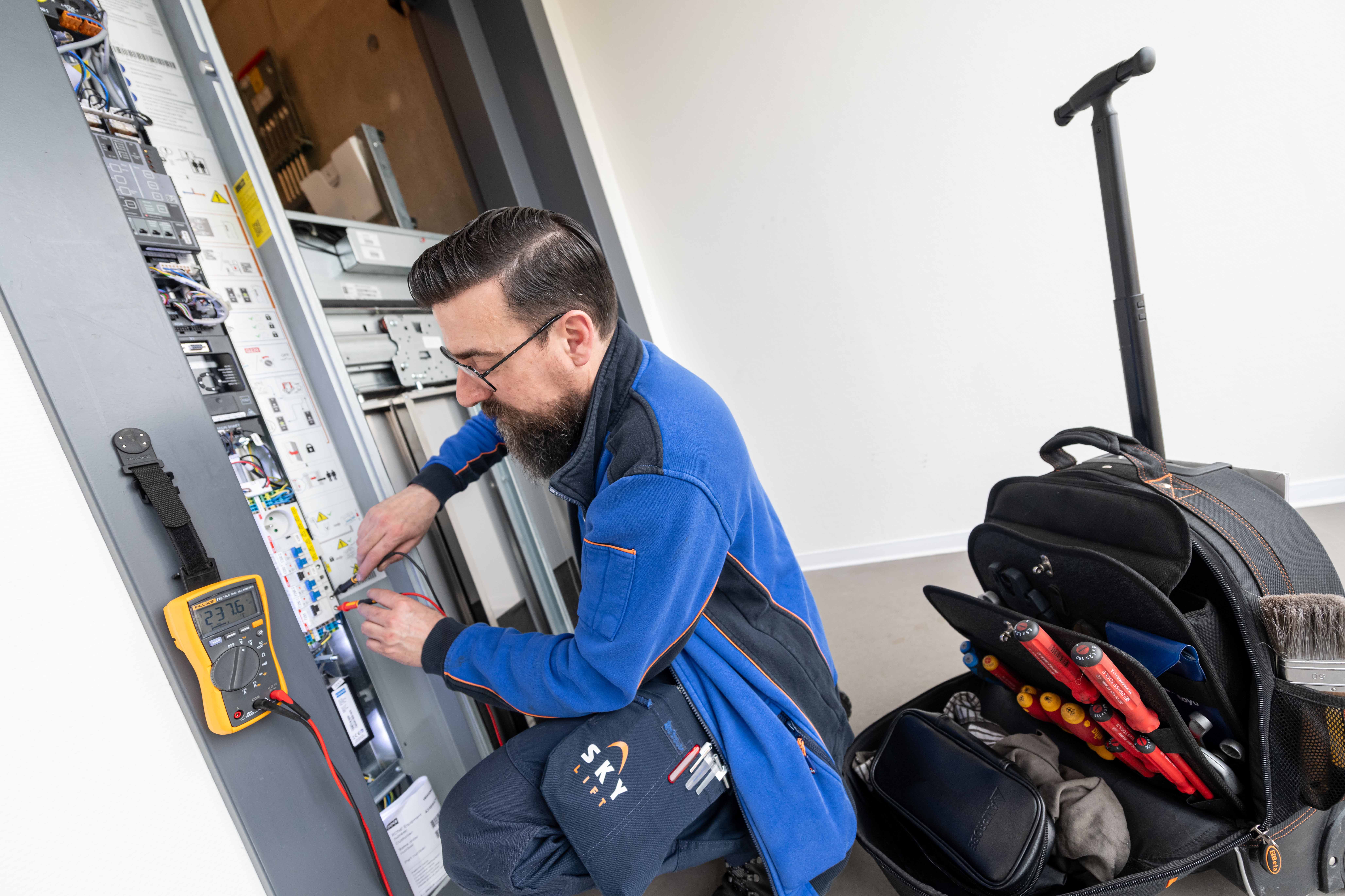 SkyLift monteur werkt aan liftinstallatie